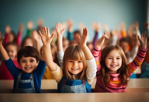 写真 学生のグループの写真 ⁇ 子供のグループが勉強し ⁇ 答えると ⁇ 手を上げます ⁇