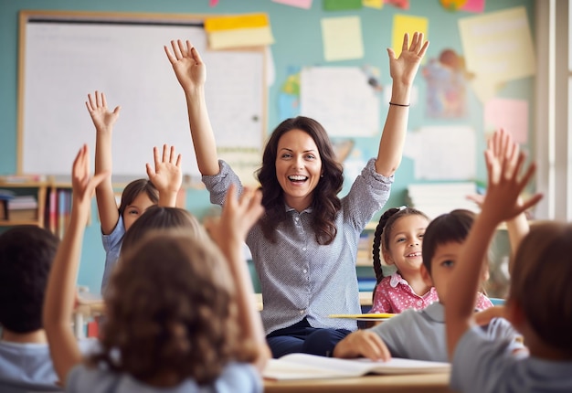 写真 学生のグループの写真 ⁇ 子供のグループが勉強し ⁇ 答えると ⁇ 手を上げます ⁇