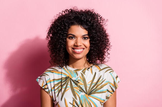 Photo portrait of smiling woman isolated on pastel pink colored background