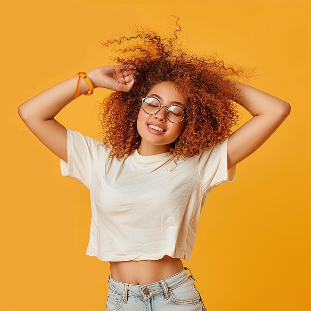 Foto ritratto fotografico di una giovane bellezza, una donna nera africana, una modella con i capelli ricci che posa per una foto