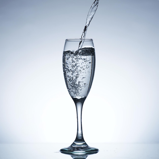 Photo photo pouring water into a glass