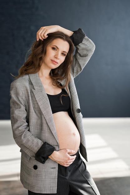 A photo of a pregnant girl in a photo studio 4116