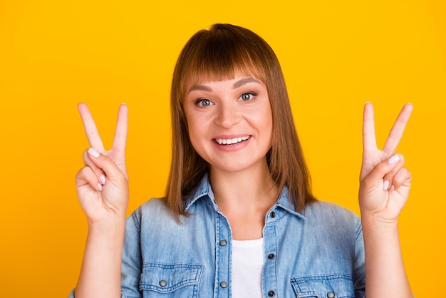 Photo photo of pretty cheerful lady arm direct empty space beauty procedure isolated on background