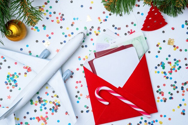 Photo photo of red envelope, cookies, plane, branches of spruce christmas decorations on empty white background