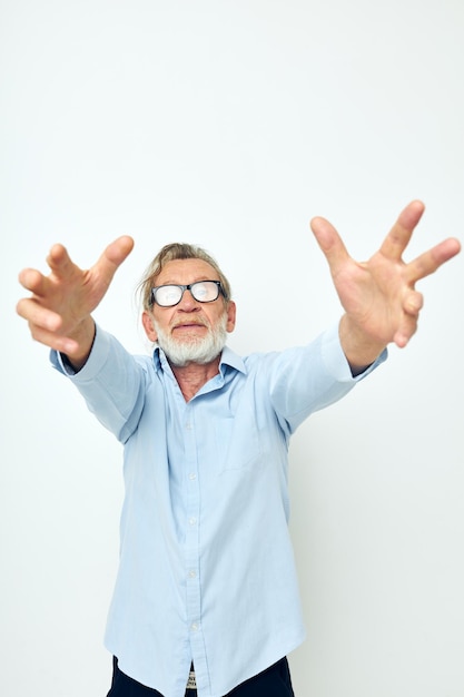 Фотография старика на пенсии в синих рубашках жестикулирует руками на изолированном фоне