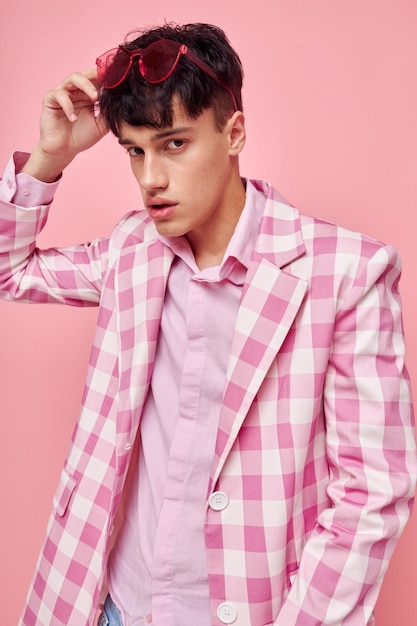 Фото романтического молодого бойфренда в розовом клетчатом блейзере, модный современный стиль, образ жизни без изменений