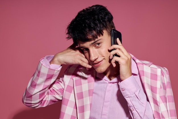 Фото романтического молодого бойфренда в клетчатом блейзере, модный современный стиль, разговор по телефону, образ жизни без изменений