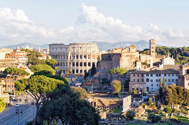 Foto di rovine del colosseo, foro romano, italia