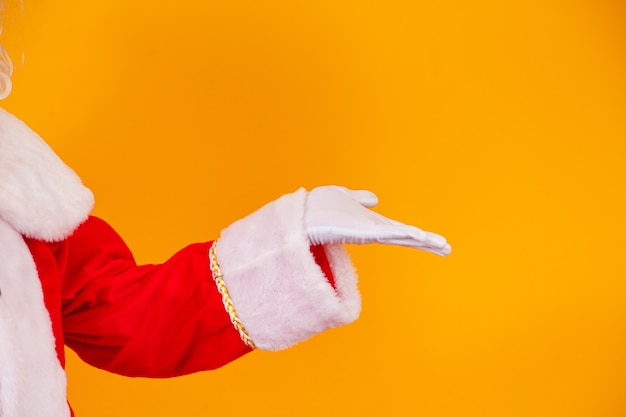 Foto della mano guantata di babbo natale nel gesto di puntamento.