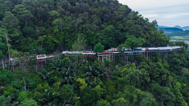 Foto del paesaggio delle attrazioni turistiche del monte geurutee distretto di aceh jaya aceh indonesia