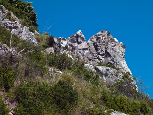 曇り空を背景に自然の低山の写真風景