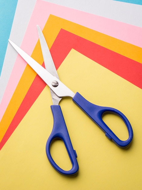 Photo photo of a scissors and different colorful papers