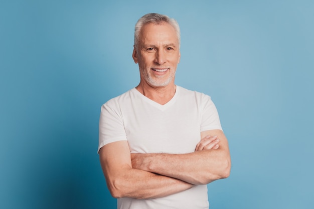 Photo of self-assured old man folded hands