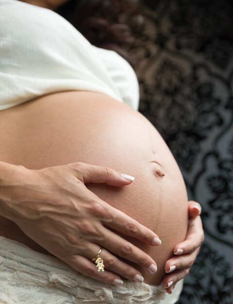 Foto servizio fotografico di donna incinta