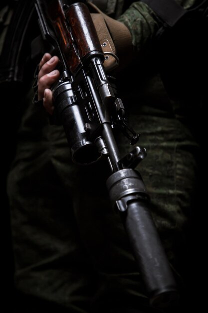 남자가 군복을 입고 손에 기관총을 들고 러시아 군인의 사진 촬영