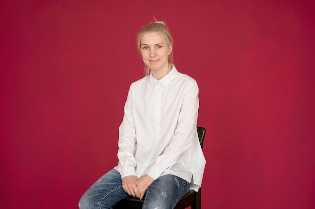 Photo photo shooting concept girl wearing a white shirt