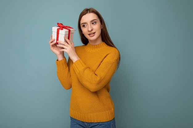 魅力的な思いやりのあるブルネットの若い女性の写真撮影