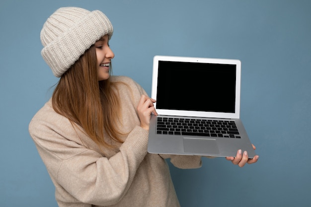 Photo shot of beautiful charming fascinating pretty smiling happy young dark blond woman in winter