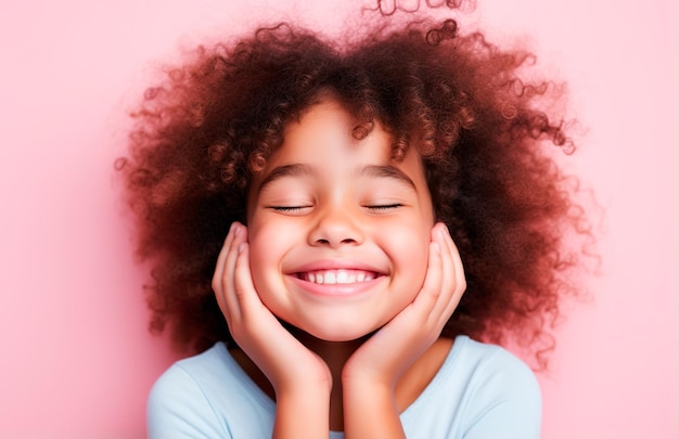 어린이 날을 축하하는 웃는 소녀의 사진