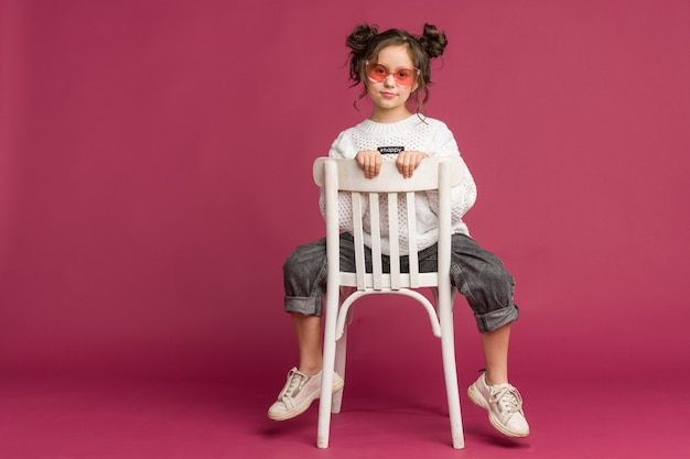 孤立した笑顔の小さな女の子の子の写真