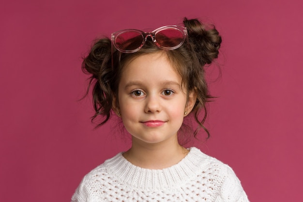 Photo photo of smiling little girl child isolated