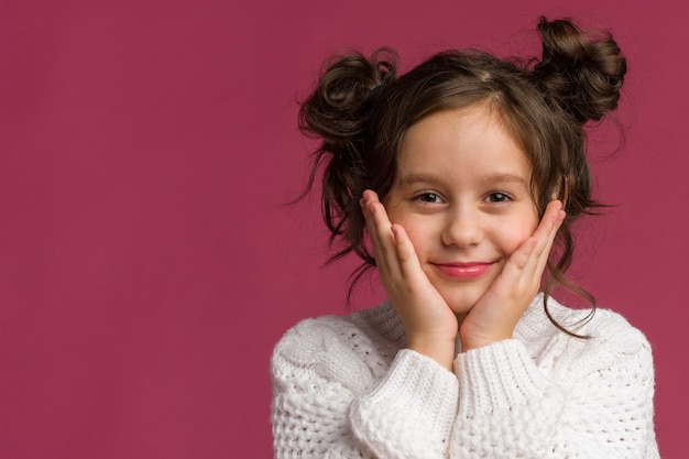 孤立した笑顔の小さな女の子の子の写真