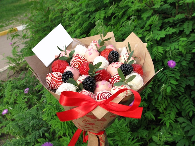 Foto fragola mora bacca dolce cioccolato bouquet regalo romantico