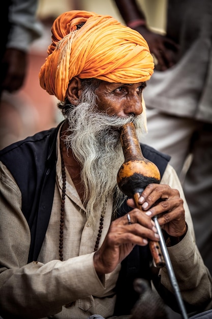 Photo street snake charmer. India.