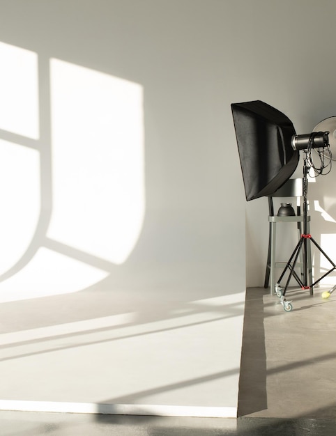 Photo a photo studio with cyclorama and equipment sunset sunlight with shadow