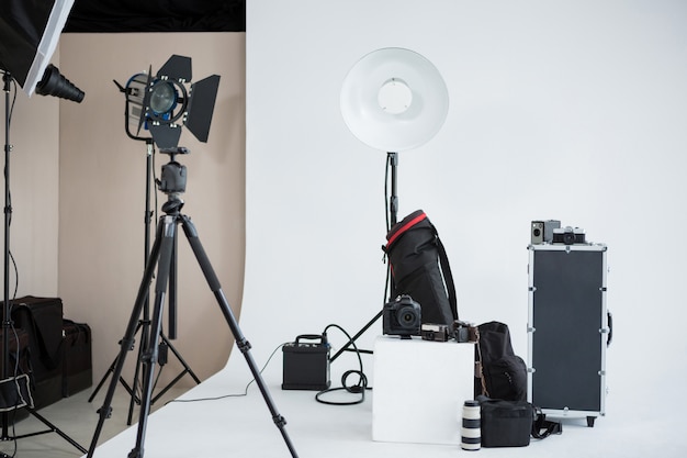 Foto studio fotografico con apparecchi di illuminazione e fotocamera digitale