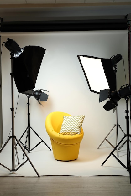 Foto studio fotografico con interni moderni e attrezzature di illuminazione