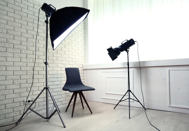 Foto studio fotografico con interni moderni e apparecchiature di illuminazione