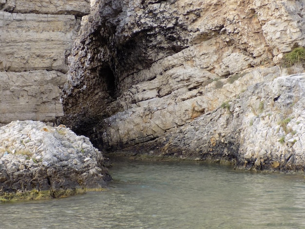 Photo photo taken at sea level and large rock masses