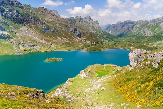 Biosphere Reserve이기도 한 Lake of the Valley 자연 공원에서 여름에 찍은 사진. 이 아름답고 단순한 경로는 스페인 아스투리아스 소미에도의 Lake Valley라는 마을에서 시작됩니다.