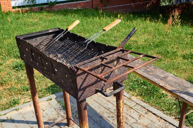 Foto foto una griglia di metallo alta con spilli per cucinare