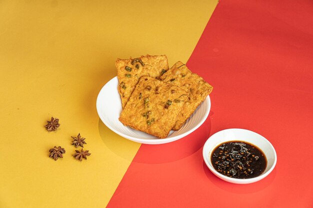 Photo tempeh tempe goreng or fried tempeh is indonesia traditional food made from fermented soybean