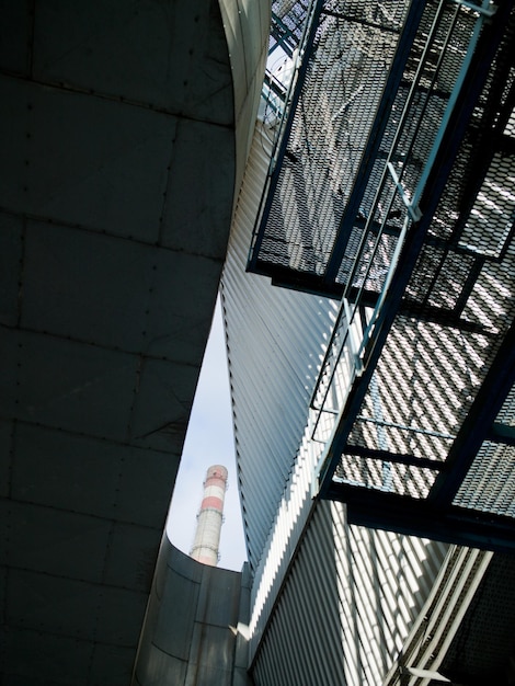 写真 空と雲に対して煙突を吸う写真火力発電所