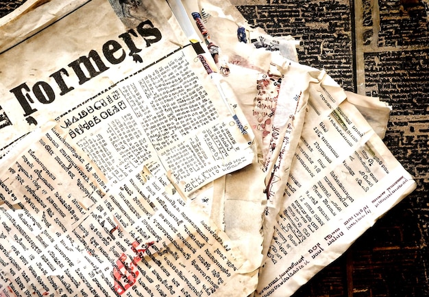 Фото вид сверху старые французские газеты куски фон | Премиум Фото