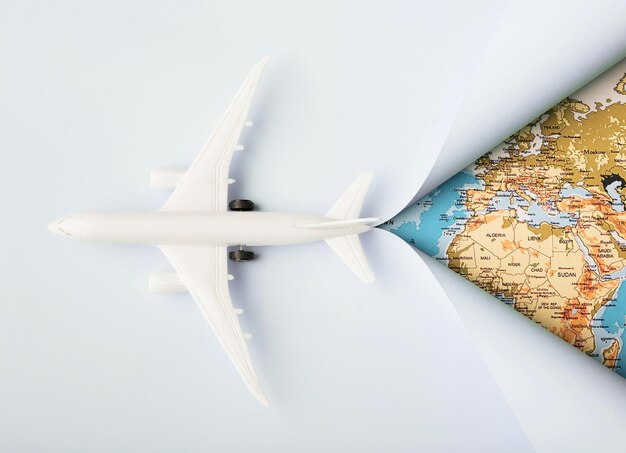 Фото сверху белый игрушечный самолет и карта Высокого качества красивая фотоконцепция