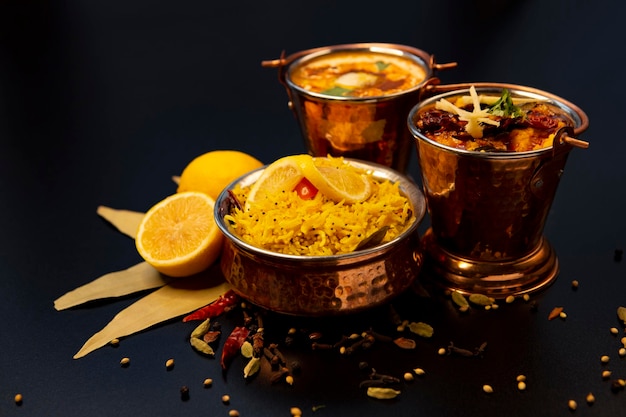 향신료와 함께 전통적인 인도 음식의 사진