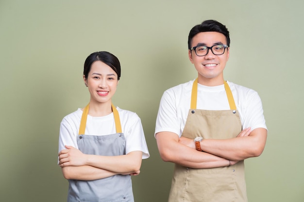 背景に 2 人のアジア人スタッフの写真