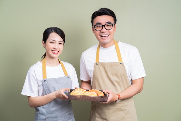 背景に 2 人のアジア人スタッフの写真