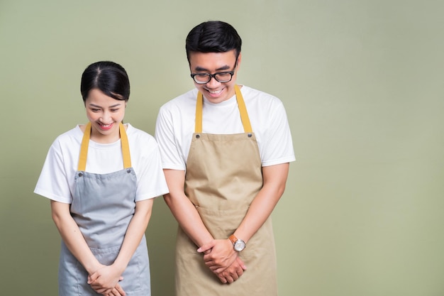 背景に 2 人のアジア人スタッフの写真