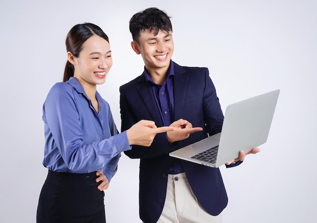 白い背景の上の 2 人の若いアジア ビジネス人々 の写真