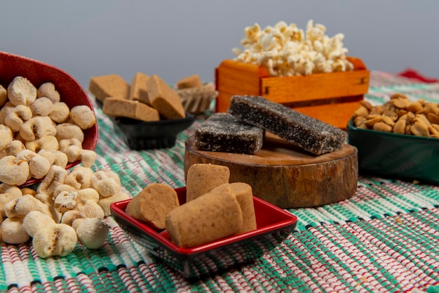 写真はブラジルの6月パーティーの代表的なお菓子