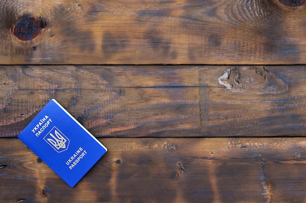 Foto del passaporto straniero ucraino, che giace su una superficie di legno scuro. il concetto di introdurre viaggi senza visto per i cittadini ucraini