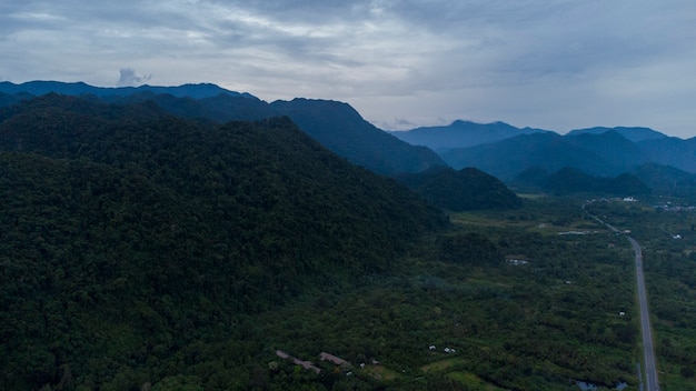 インドネシアのアチェのアチェベサール地区にあるブキットバリサンの景色の写真