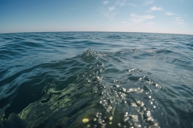 青い空と波の少ない広い海の水の写真