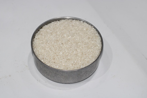 Foto di riso bianco su un piccolo contenitore di ferro