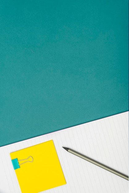 ペン付きの写真 鉛筆 定規 電卓 ノートと色紙のステッカー 白い机に横たわっている 複数の詰め合わせコレクション オフィス ステーショナリー ポストカード